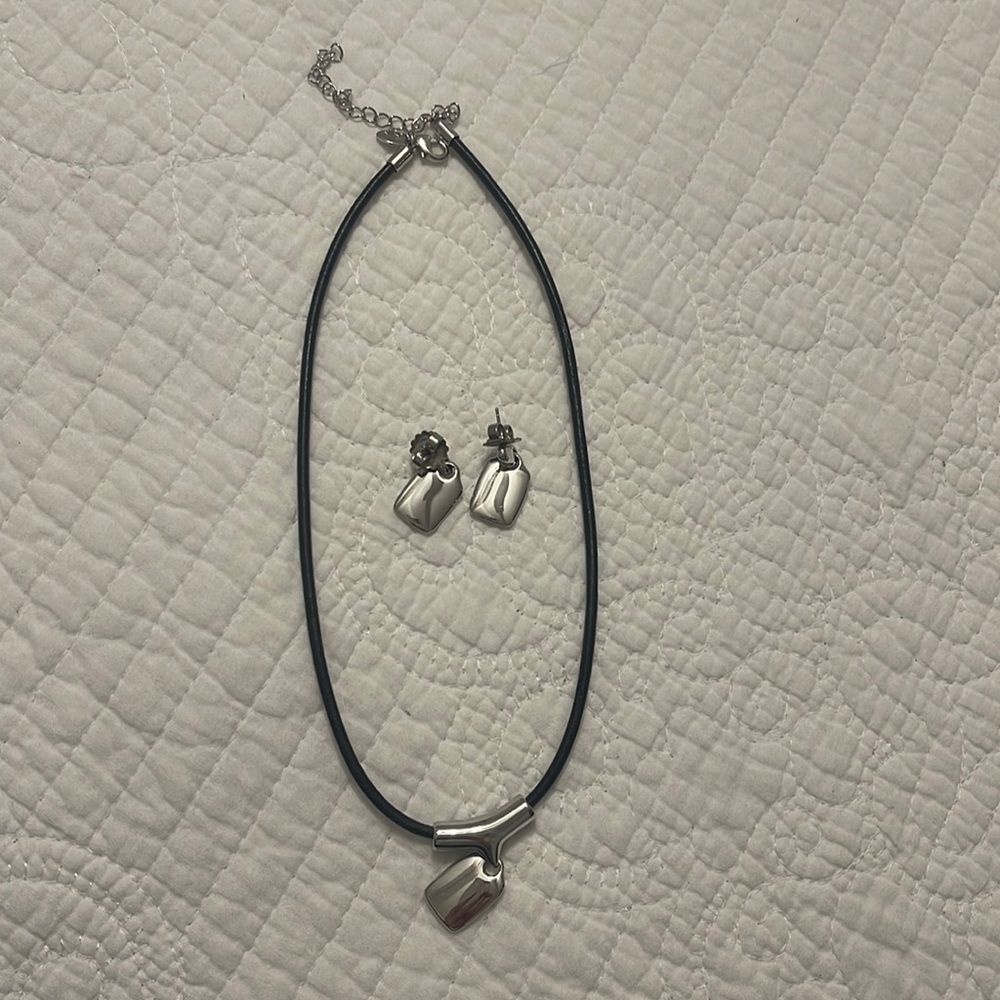 Earring and neckless leather set